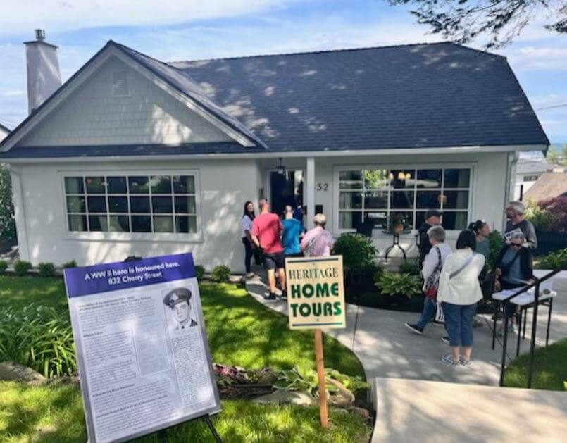 MVH Residents Sign Petition to Save Neighbourhood's Heritage Light Standards