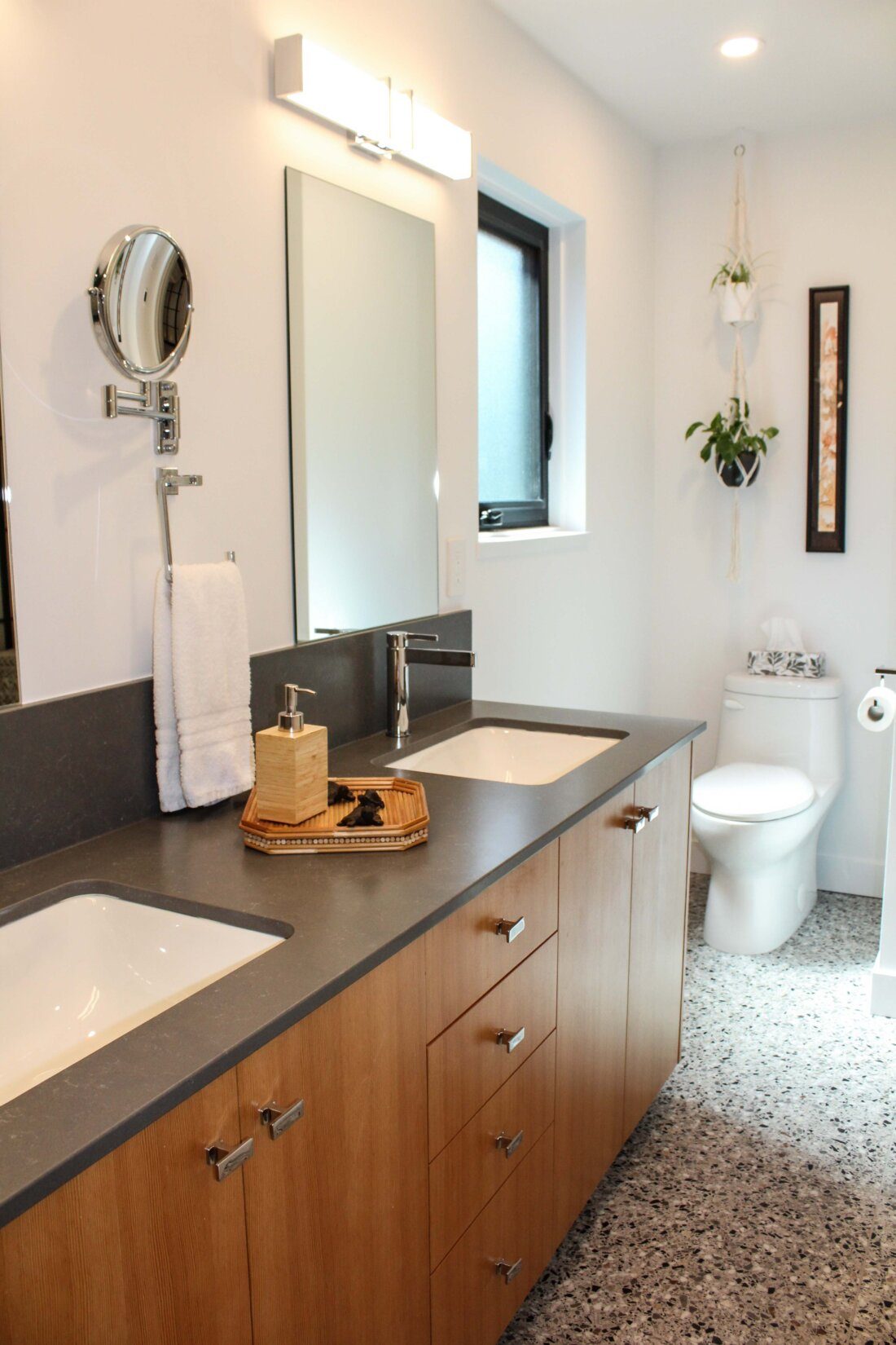 The principal bedroom's ensuite.